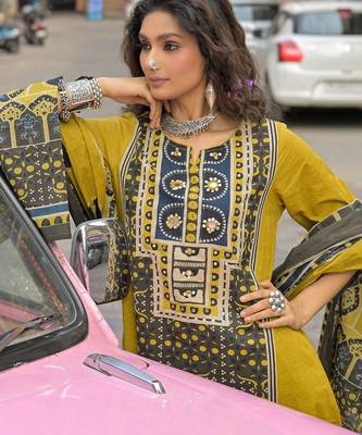 women ethnic motifs printed regular cotton kurta with trousers & with dupatta 2