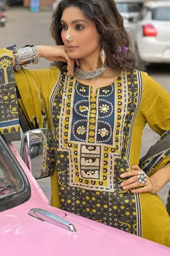 women ethnic motifs printed regular cotton kurta with trousers & with dupatta