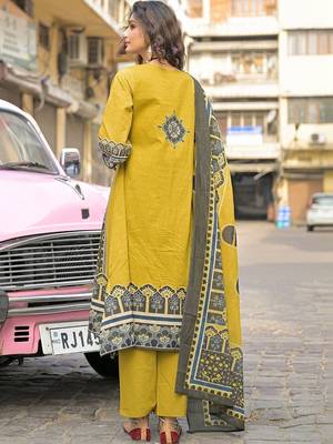 women ethnic motifs printed regular cotton kurta with trousers & with dupatta 4