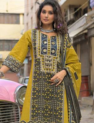 women ethnic motifs printed regular cotton kurta with trousers & with dupatta 5