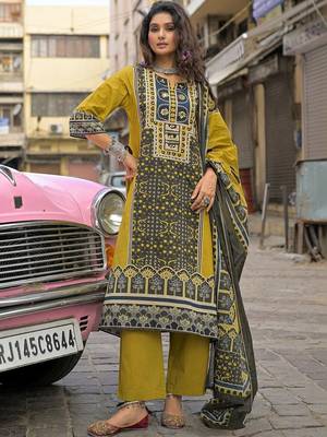 women ethnic motifs printed regular cotton kurta with trousers & with dupatta 6