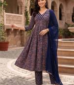 women ethnic motifs printed pleated cotton kurta with trousers & with dupatta