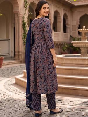 women ethnic motifs printed pleated cotton kurta with trousers & with dupatta 4