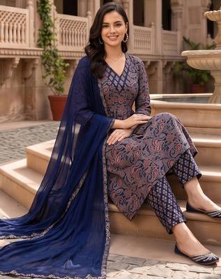 women ethnic motifs printed pleated cotton kurta with trousers & with dupatta 5