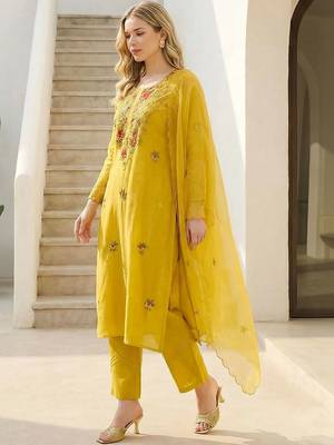 women ethnic motifs embroidered regular thread work kurta with trousers & with dupatta 3