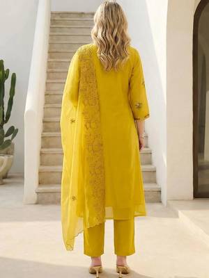 women ethnic motifs embroidered regular thread work kurta with trousers & with dupatta 4