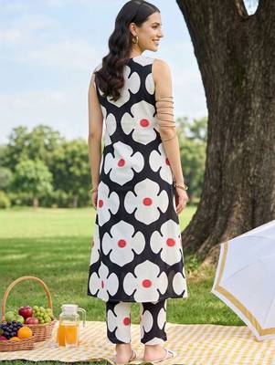 women floral printed regular cotton kurta with trousers 4