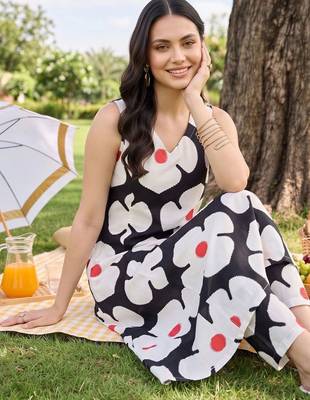 women floral printed regular cotton kurta with trousers 5