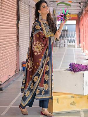 ethnic motifs printed cotton straight kurta with trousers & dupatta 3
