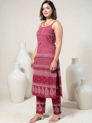 women ethnic motifs printed regular cotton kurta with trousers 4