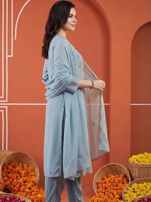 women ethnic motifs embroidered regular thread work kurta with trousers & with dupatta 3