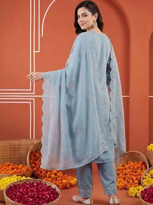 women ethnic motifs embroidered regular thread work kurta with trousers & with dupatta 4