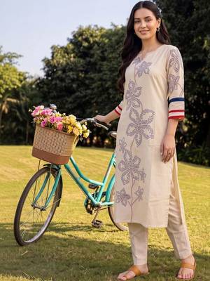 women floral printed regular kurta with trousers 3