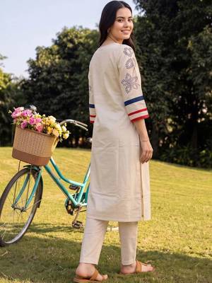 women floral printed regular kurta with trousers 4