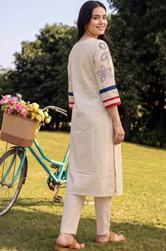 women floral printed regular kurta with trousers