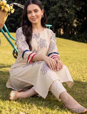 women floral printed regular kurta with trousers 5