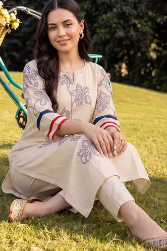 women floral printed regular kurta with trousers
