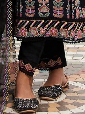 women ethnic motifs embroidered regular thread work kurta with trousers & with dupatta 2