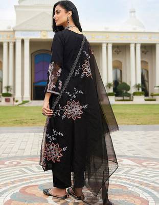 women ethnic motifs embroidered regular thread work kurta with trousers & with dupatta 4