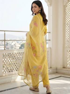 women ethnic motifs embroidered regular thread work kurta with trousers & dupatta 4