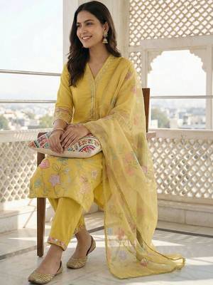 women ethnic motifs embroidered regular thread work kurta with trousers & dupatta 5