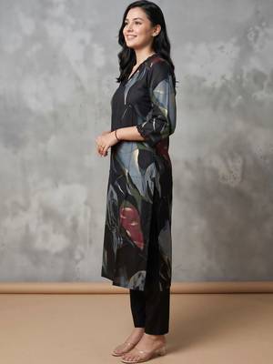 women printed regular kurta with trousers 3