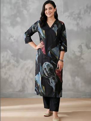 women printed regular kurta with trousers 6