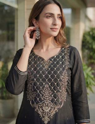 women ethnic motifs embroidered regular liva kurta with trousers & with dupatta 2