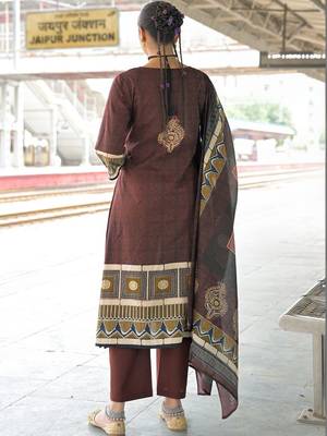 women ethnic motifs printed regular cotton kurta with trousers & with dupatta 4