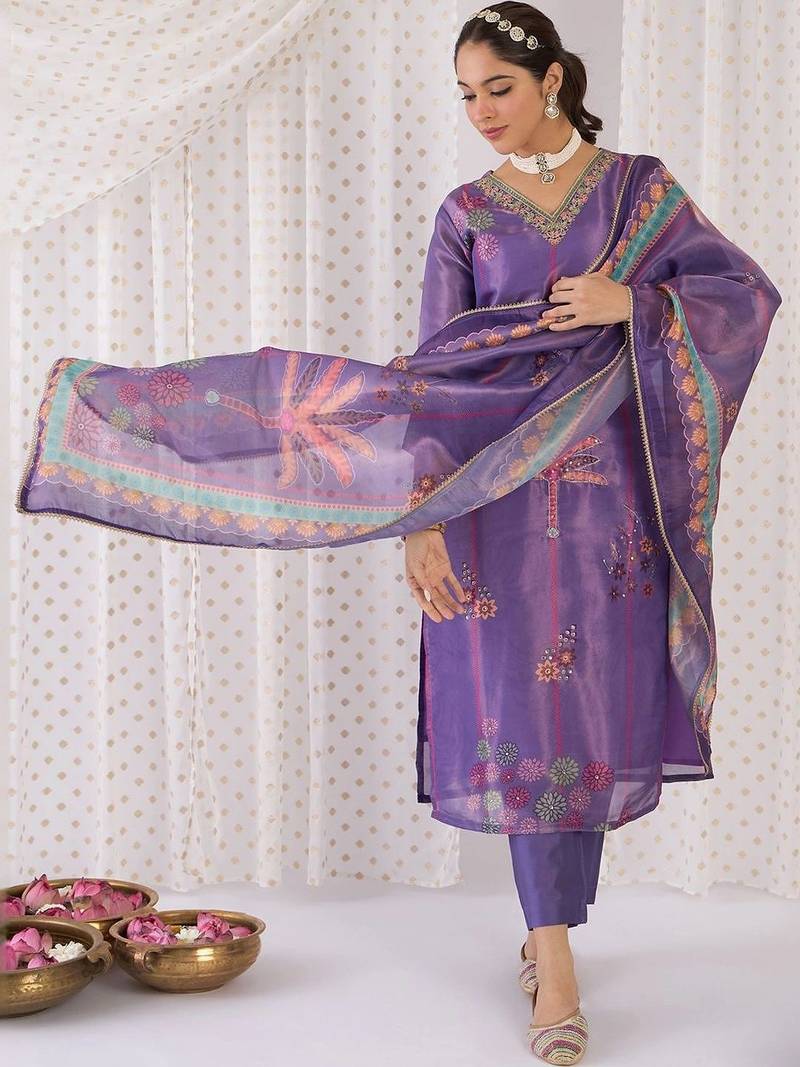 women floral printed regular thread work kurta with trousers & with dupatta