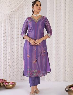 women floral printed regular thread work kurta with trousers & with dupatta 3