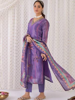 women floral printed regular thread work kurta with trousers & with dupatta 5