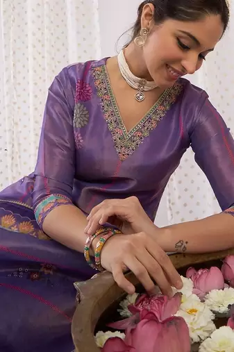 women floral printed regular thread work kurta with trousers & with dupatta