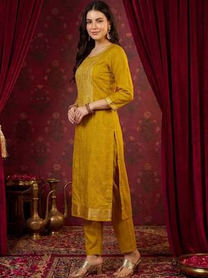 women ethnic motifs embroidered regular kurta with trousers & with dupatta 4