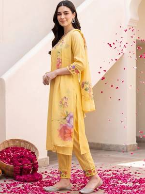 women floral embroidered regular thread work liva kurta with trousers & with dupatta 3