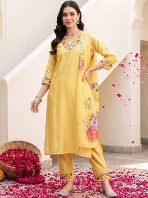 women floral embroidered regular thread work liva kurta with trousers & with dupatta 6