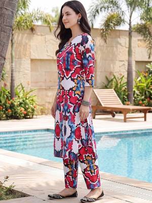 women printed regular kurta with trousers 3