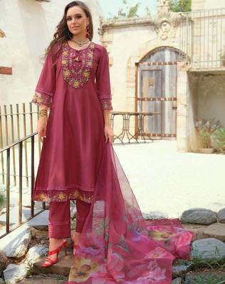 women floral embroidered regular thread work kurta with trousers & with dupatta 6