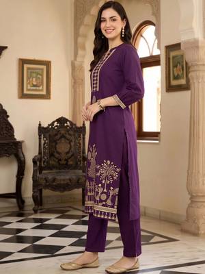 women ethnic motifs printed regular cotton kurta with trousers 3