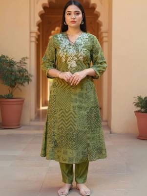 women ethnic motifs embroidered regular thread work kurta with trousers 1