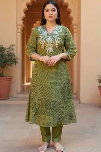 women ethnic motifs embroidered regular thread work kurta with trousers