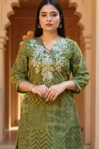 women ethnic motifs embroidered regular thread work kurta with trousers