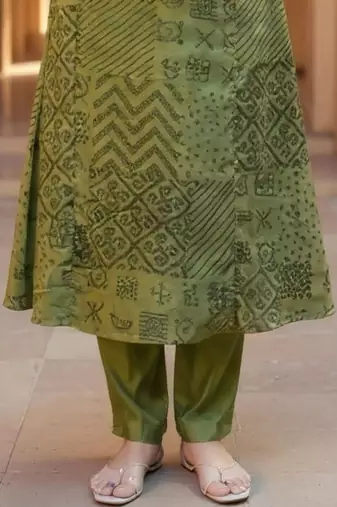women ethnic motifs embroidered regular thread work kurta with trousers