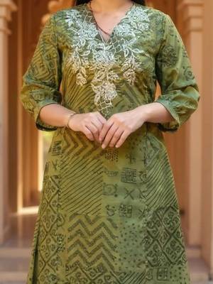 women ethnic motifs embroidered regular thread work kurta with trousers 4