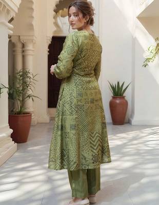 women ethnic motifs embroidered regular thread work kurta with trousers 5