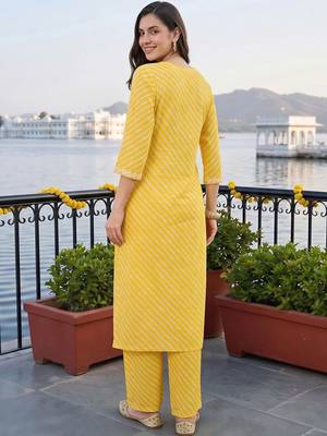 women printed regular cotton kurta with palazzos 4