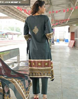 women ethnic motifs printed regular cotton kurta with trousers & with dupatta 4