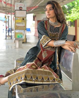 women ethnic motifs printed regular cotton kurta with trousers & with dupatta 5