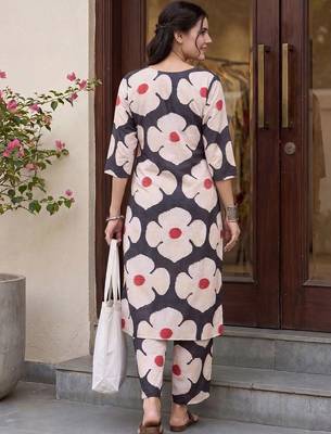 women floral printed regular kurta with trousers 4