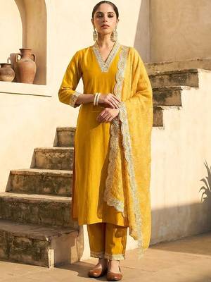 women ethnic motifs regular thread work kurta with trousers & with dupatta 1